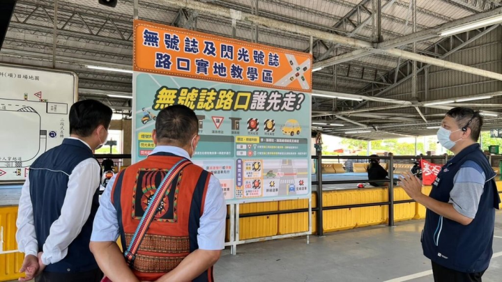 高雄區監理所6日設置全國首座「無號誌及閃光號誌路口實地教學區」，讓駕駛人透過模擬道路情境，建立路口停讓觀念。（高雄區監理所提供）