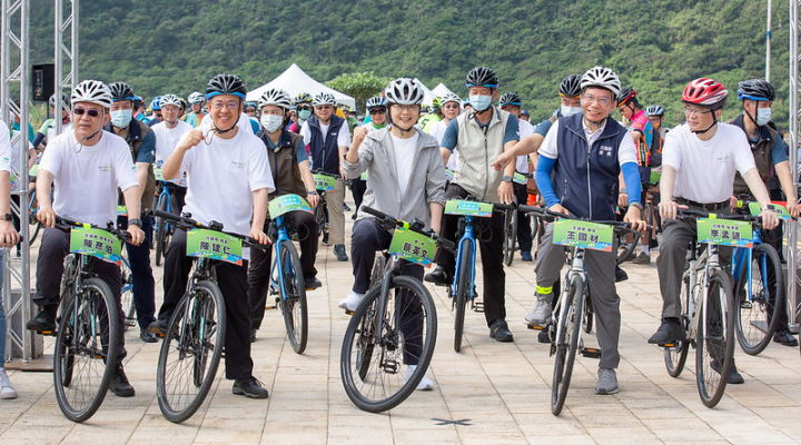 總統與參加環騎活動的車友們一同進行「騎動儀式」