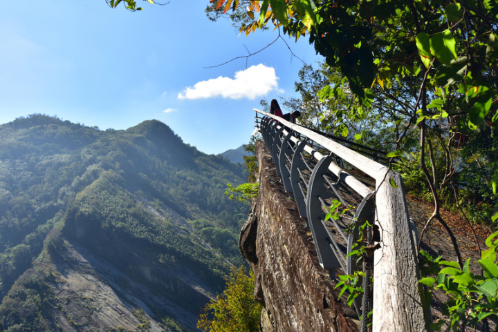 嘉義縣文觀局27日指出，「鐵達尼峭壁」是板塊擠壓造成的斷層奇景。（嘉義縣文觀局提供）