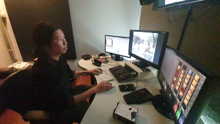 許煌的電影靈感大多來自日常生活，可能是別人分享的故事、周遭的人遇到的狀況，進而思考關注的議題，平時他也在工作室進行影片裁色的工作。