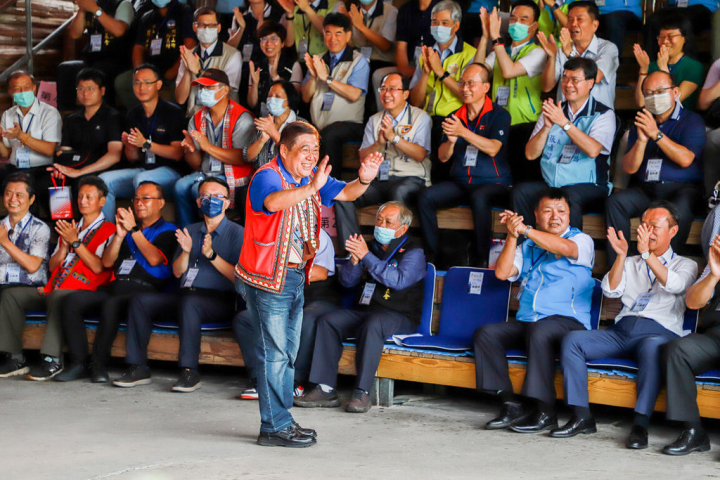 優遊吧斯鄒族文化園區創辦人鄭虞坪（前中）投入鄒族部落經營，成立文化園區提供原鄉青年就業機會，退輔會以微電影「夢想起飛－榮光勇士的生命故事」記錄他的奮鬥歷程，9日舉行首映會，鄭虞坪也感謝大家支持。（嘉義縣政府提供）