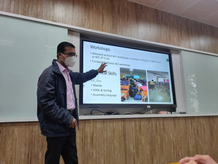 國立台北科技大學附屬桃園農工高級中等學校視訊交流學生利用Toastmasters英文演講會開會模式訓練公共演講的能力，亦參加每週一次的越南語培訓課程