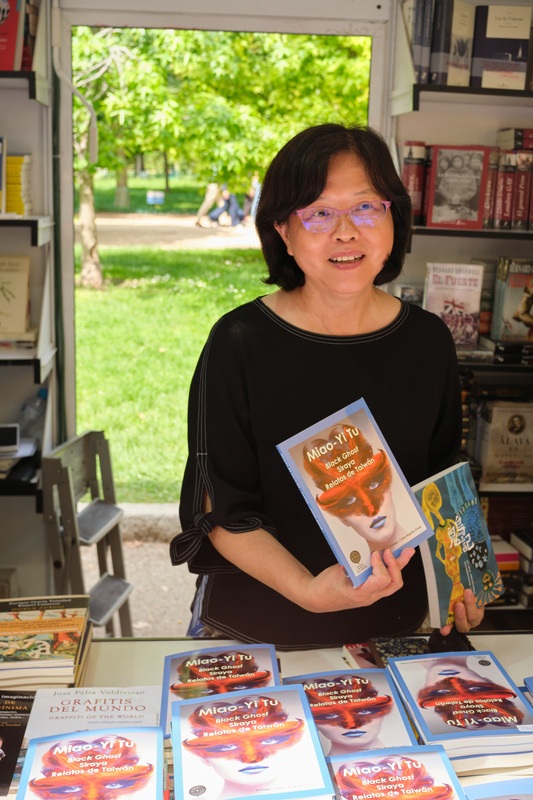 台灣作家凃妙沂4日在「馬德里書展」舉辦簽書會，宣傳4月在西班牙出版的新書「烏鬼記」西班牙文譯本。圖為凃妙沂向讀者展示「烏鬼記」西譯版和台灣版的封面。