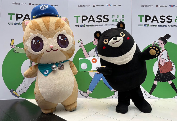 高雄市交通局表示，高雄TPASS卡15日起至19日在高捷南岡山、左營、高雄車站、大寮、小港等5處車站限量預購，民眾可至5個捷運站領取預購單；7月起38處捷運站皆可購買，也可選擇於在4大超商進行預購。（高雄市交通局提供）