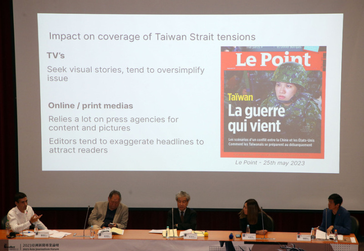 由卓越新聞獎基金會主辦的2023亞洲新聞專業論壇10日登場，首場論壇主題為「報導台海衝突：台灣媒體與國際媒體對話」，邀請國際媒體記者等擔任與談人。圖為法國國際廣播電台記者墨德安（左起）、聯合報副總編輯郭崇倫、卓越新聞獎基金會董事杜念中、華爾街日報記者王若羽、三立電視資深記者相振為。