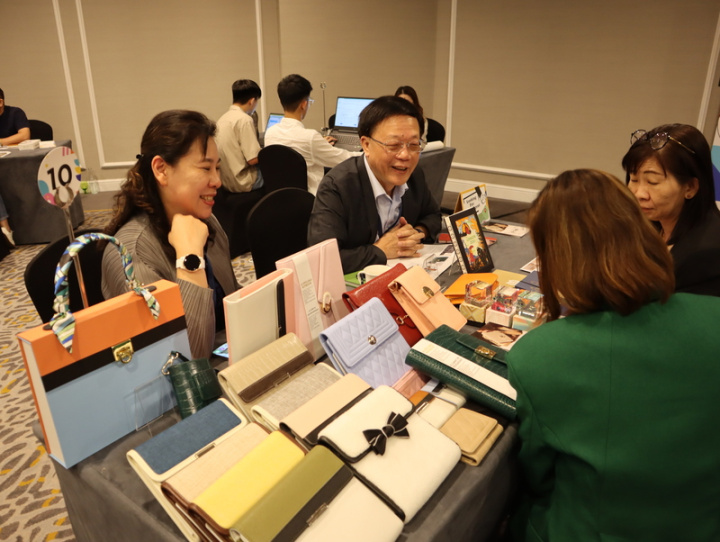 台灣文創風潮席捲大馬，台灣文創業者COVID-19疫情後首波主攻新南向文創市場馬來西亞。圖為台灣文創業者的精品類紙類文具如筆記本均具設計巧思，搶攻時尚文青新客群。