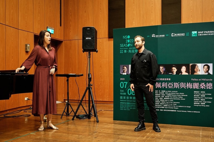NSO國家交響樂團將演出作曲家德布西歌劇「佩利亞斯與梅麗桑德」，由男中音西奥．霍夫曼（Theo Hoffman）（右）與次女高音芭芭拉．科澤爾伊（Barbara Kozelj）（左）分別擔綱男女主角。（NSO國家交響樂團提供）