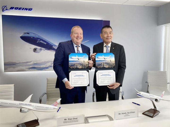 China Airlines Chairman Hsieh Su-chien (right). Photo courtesy of China Airlines June 21, 2021
