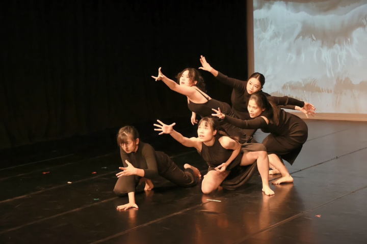 國立台灣師範大學表演藝術研究所長吳義芳改編諾貝爾文學獎得主高行健的電影詩「美的葬禮」為舞蹈劇場，提醒世人回歸人性，召喚已經或正在消失中的美。（台師大提供） 