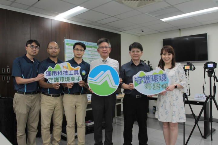 王銘仁主任檢察官(右2)、周佩瑩檢察官(右1)、環保署中區環境督察大隊葉迺群大隊長(右3)及金環獎得主大合照
