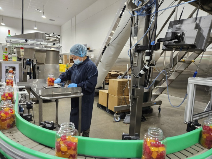 加拿大最大天然軟糖工廠「禾寶藍」（Herbaland）生產軟糖的設備都是由台灣製造進口，台灣廠商因此獲得商機。 