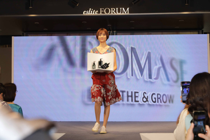 「台灣精品時尚文青快閃店」16日在大馬開幕，由模特兒手持台灣精品走秀揭開序幕。