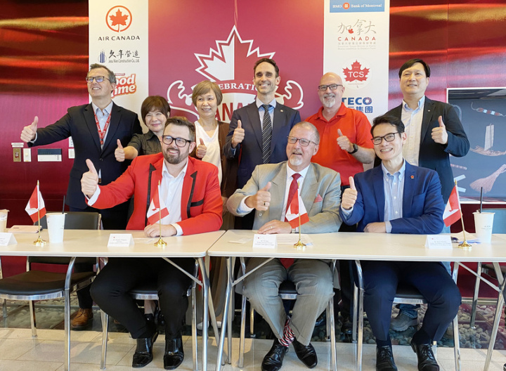 台灣加拿大商會主席湯普森（前左）和加拿大駐台北貿易辦事處貿易暨投資處長耶格（前中）1日宣布，加拿大國慶活動7月1日在台北舉行