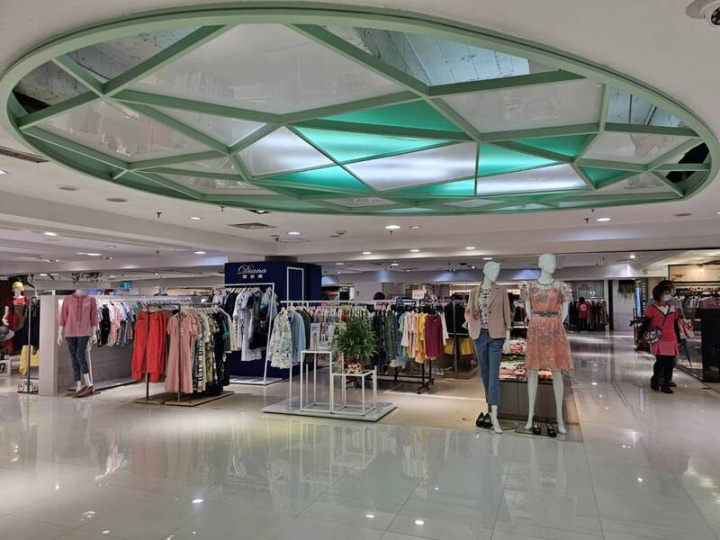 遠百寶慶店是西門町當年強勢的商圈主角，但仍不敵北市商圈移往東區，加上新穎的百貨推陳出新，寶慶店原先引為傲的寬闊走道和動線規劃已顯過時，樓面高度也不符合現代需求。