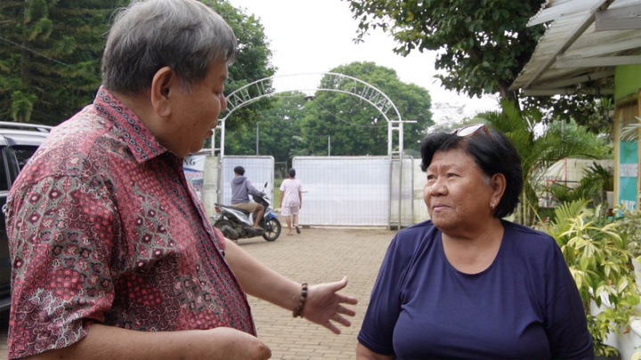 每當印尼發生重大災難或當地台灣人陷入困境，都能看到台商鐘文燐的身影。鐘文燐（左）與印尼孤兒院院長卡圖勒斯（Maritje Katulis）談話。