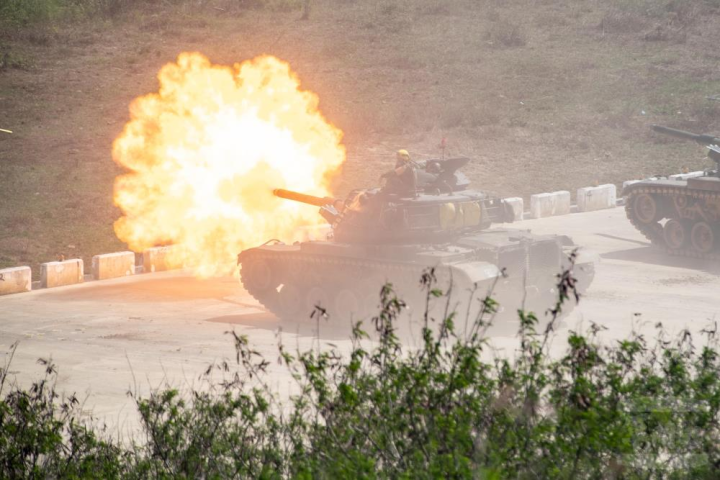 裝甲586旅M60A3戰車在三軍聯訓測考中發揚熾盛火力。（軍聞社記者周力行攝）