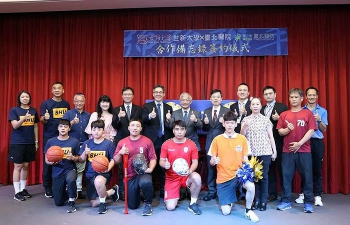 世新大學與衛生福利部台北醫院簽訂醫療結盟，將提供世新選手們專屬的「綠色通道」，共同守護體壇選手的健康安全。（世新大學提供）