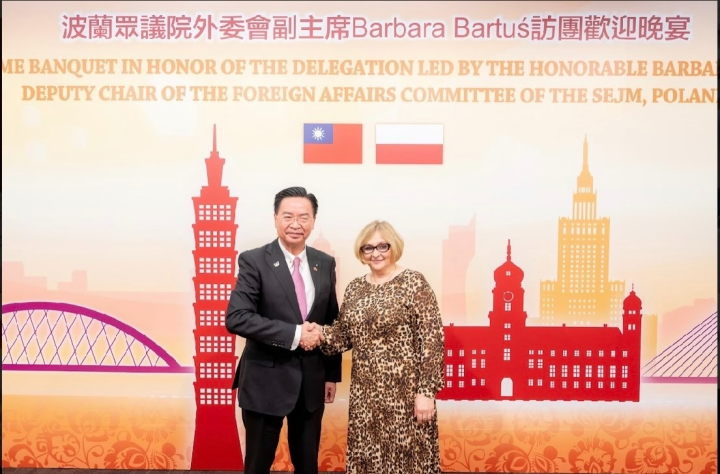 外交部長吳釗燮與波蘭眾議院外委會副主席Barbara Bartuś合影。