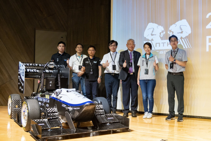清華大學賽車工廠（NTHU Racing Team）21日在校內舉辦新車發表會，副校長戴念華（右3）、新竹市長高虹安（右2）等人到場，一同見證清華第7代賽車亮相。（清華大學提供）