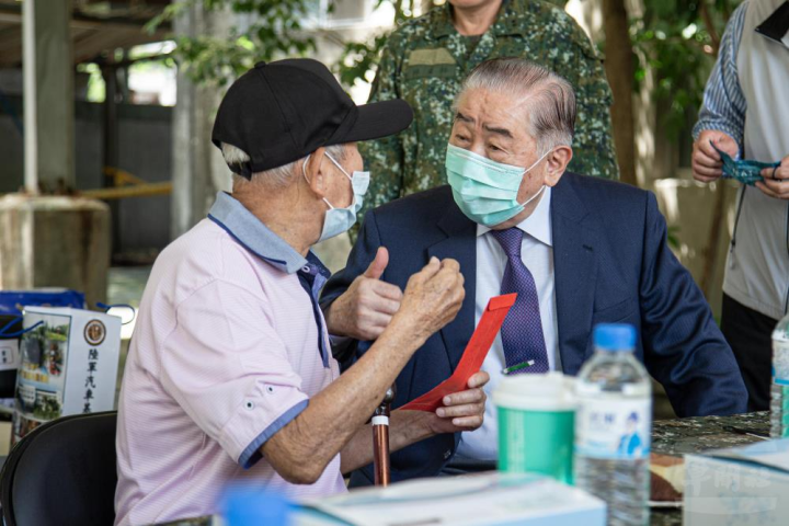 李榮譽理事長日前前往吳興街退舍慰問。（軍聞社記者葛芃欣攝）