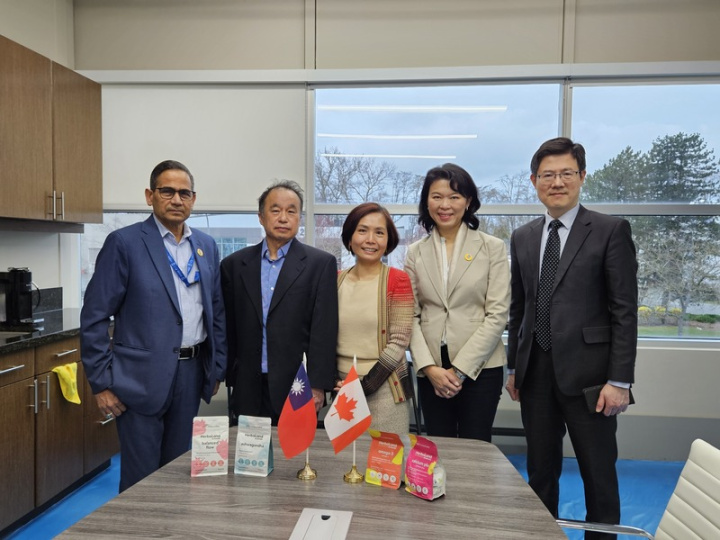 楊秀偉（右2）和丈夫塞伊德（左1）創辦的「禾寶藍」（Herbaland）是加拿大最大維生素軟糖公司，企業屢獲獎項。駐溫哥華辦事處處長劉立欣（中）、僑務組長黃慶育（右1）和加拿大台灣商會聯合總會會長張維霖（左2）8日前往參訪，稱讚夫婦兩人是台灣之光。