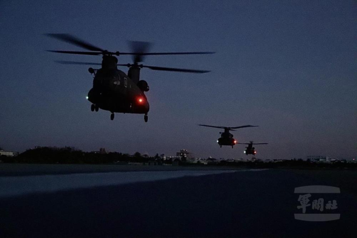 陸軍飛訓部執行 CH-47SD運輸直升機「夜視鏡組戰鬥教練」。（飛訓部提供）