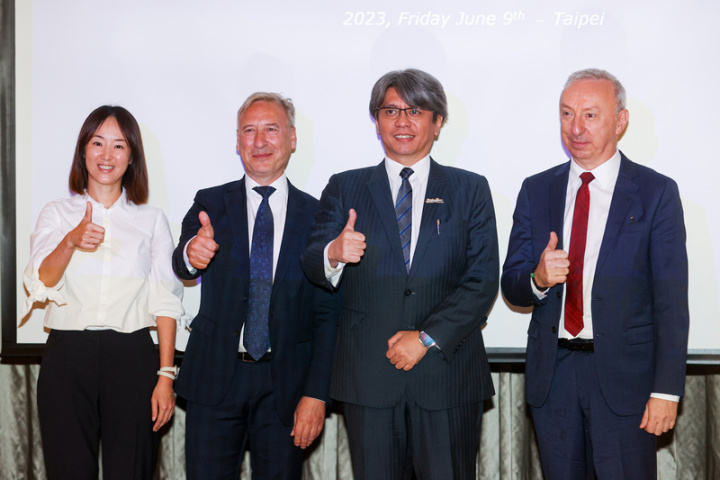 輝能科技日前宣布將赴法國設廠，9日與法國在台協會一同在台北舉辦記者會，法國在台協會主任公孫孟（右）與輝能科技執行長楊思枏（右2）等人出席。