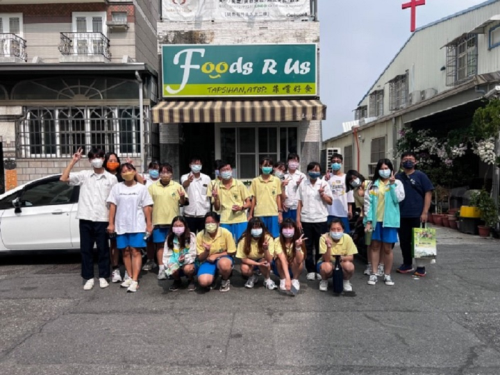 高雄市立中山高中帶領學生實地走訪街頭，參訪在地菲律賓餐廳了解移工生活圈並體驗親手做菲律賓美食