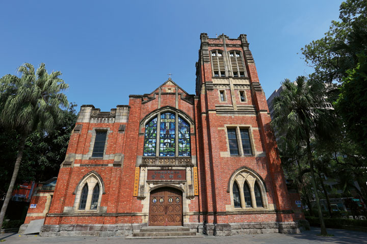 濟南教會建於1916年，原台北幸町教會，是標準的紅磚建物，現為市定古蹟。