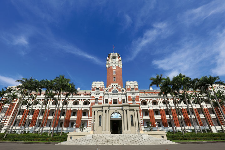 總統府建於1919年，原台灣總督府廳舍，表現貼附的是「赤小口磁磚」（紅磚丁面大小的磁磚）。