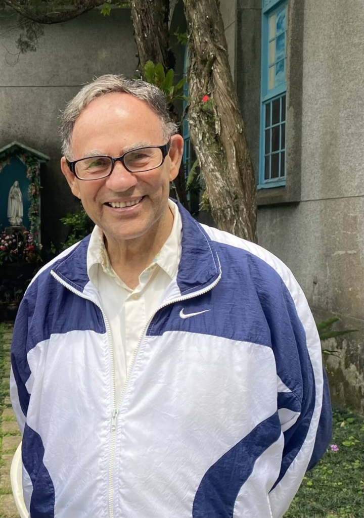 定居台灣近半世紀，來自美國的神父丁松青奉獻新竹縣五峰鄉清泉部落，為原住民孩子課輔。他說，未來不退休，人生歲月都給台灣。（內政部移民署新竹縣服務站提供）