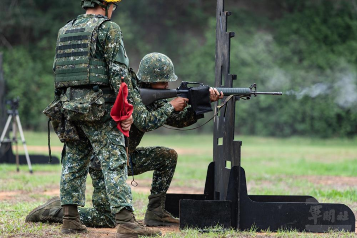 為精實入伍訓練，兵器教練新增快速反應射擊，大幅增加射擊發數。（軍聞社記者周力行攝）