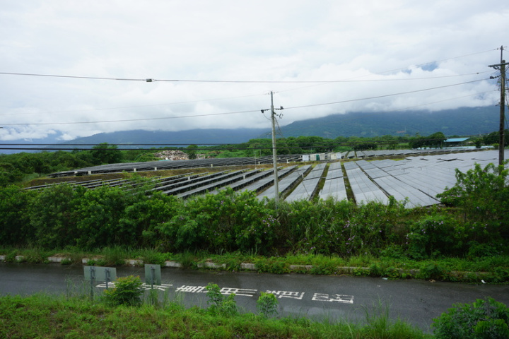 花蓮縣鳳林鎮公所配合環保署政策，在封閉的垃圾掩埋場上放架設太陽能板增加土地利用價值，也可避免太陽直射造成沼氣生成。