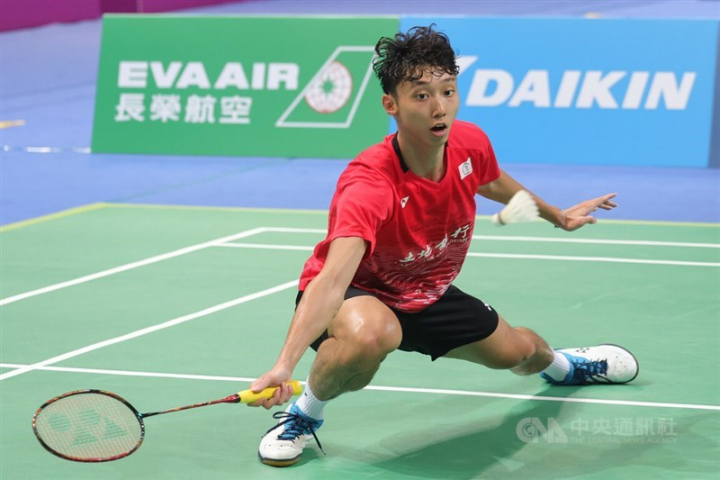 Taiwanese badminton player Su Li-yang competes against Chico Aura Dwi Wardoyo from Indonesia in men's singles final at the Taipei Open at Tian-mu Arena Sunday.