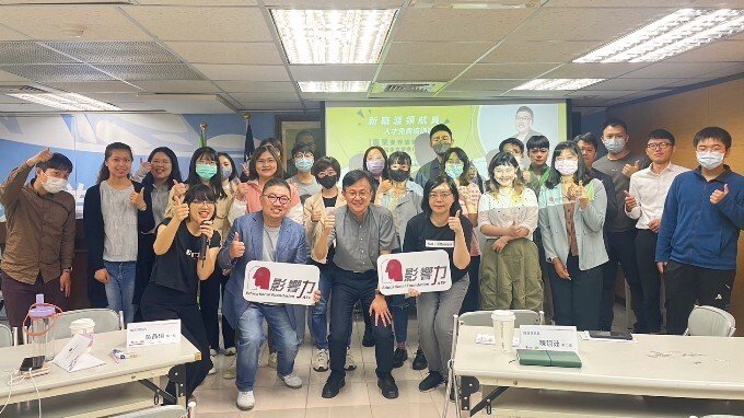 職涯領航員課程始業式合照，第一排左起為跨國投資策略專家Michael、救國團學校處大專中心總幹事陳建宏。（圖／影響力教育基金會提供）