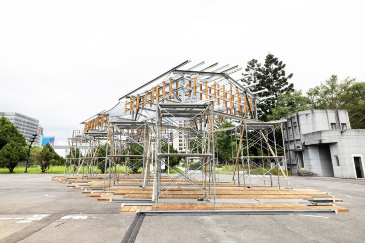 藝術家廖烜榛與黃奕捷號召一群曾參與太陽花運動的抗爭者，在台灣當代文化實驗場C-LAB戰情大樓前搭建臨時建築，重現之前抗爭現場的紙建築模型，並在C-LAB年度大展「崩塌記憶之宮」展出。（台灣當代文化實驗場提供）