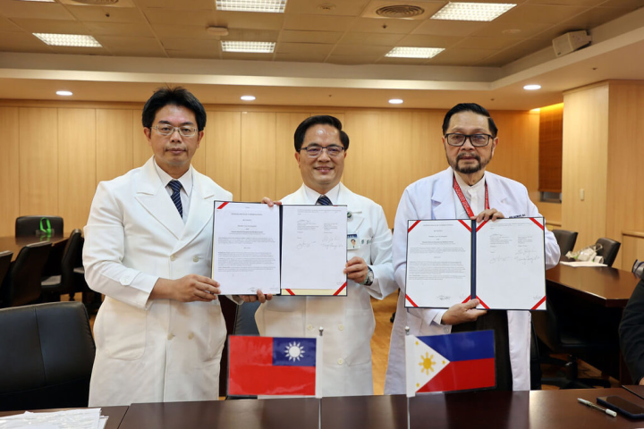 菲律賓衛生部官員及中華崇仁醫院教授等10人近日到訪花蓮慈濟醫院，並與院方簽署合作備忘錄，由花蓮慈濟醫院長林欣榮（中）、副院長何宗融（左）等人代表簽署。（花蓮慈濟醫院提供）