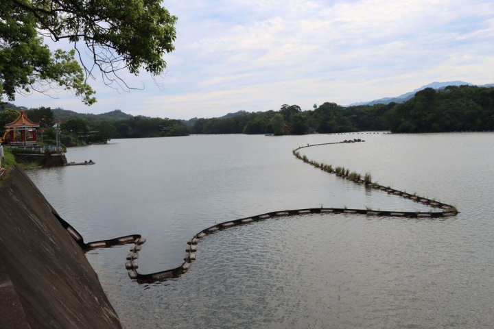 苗栗縣頭屋鄉明德水庫為縣級風景區，環境清幽，縣府19日邀產官學界人士座談，期盼將明湖水岸打造為媲美日月潭的國際級景點，活絡水庫周邊觀光發展。（苗栗縣政府提供）