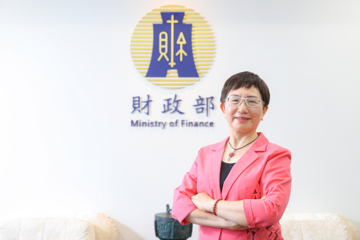 財政部長莊翠雲公職生涯超過40年，始終秉持「全力以赴」初衷面對各種挑戰。