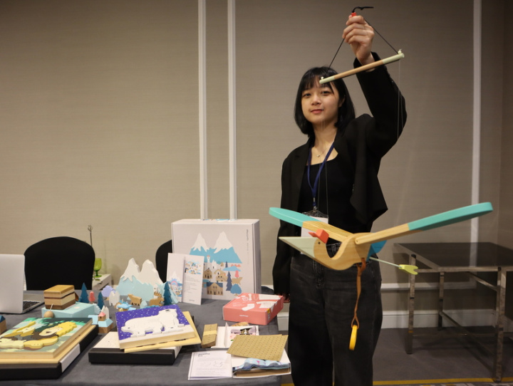 台灣文創業者COVID-19疫情後首波主攻新南向文創市場馬來西亞。圖為台灣文創業者展示實木擺飾玩具。