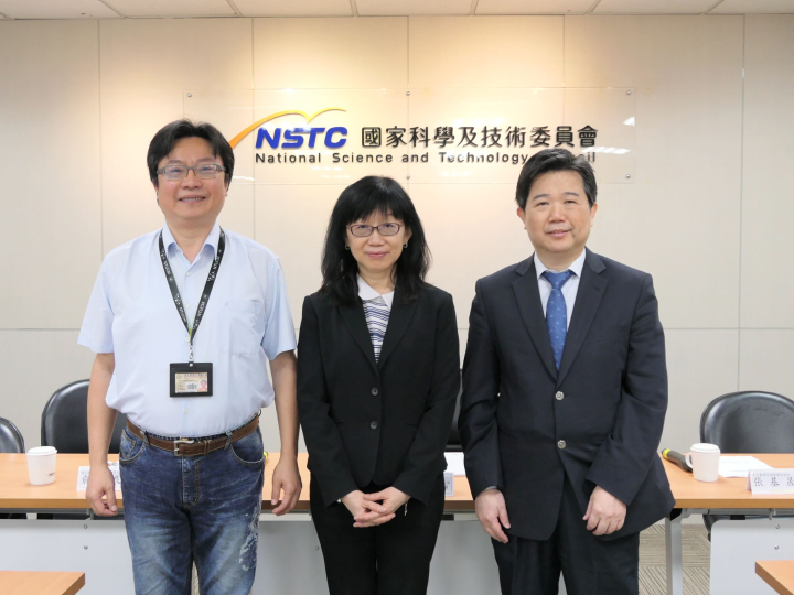 合影左起為國立臺灣大學醫學檢驗暨生物技術學系俞松良教授兼主任、國科會陳儀莊副主任委員及中山醫學大學醫學研究所張基晟教授兼副校長