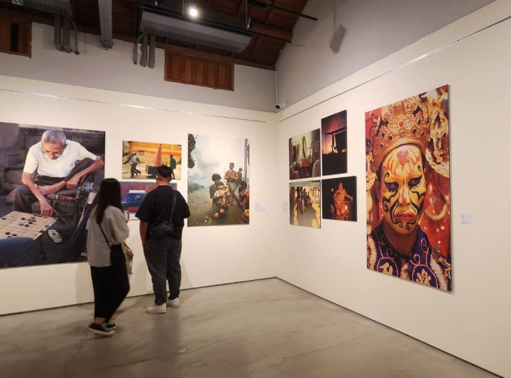 《漢聲》雜誌創辦人黃永松的鏡頭內容，為台灣昔日傳統民俗文化，留下獨特生活美學見證。(江昭倫 攝)