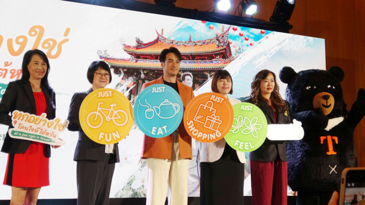 交通部觀光局邀請暱稱Boy的知名泰國男星帕貢（Pakorn Chatborirak，左3）擔任台灣觀光代言人，並在13日舉行記者會發布最新觀光宣傳影片，這是觀光局首度針對泰國市場聘用代言人。