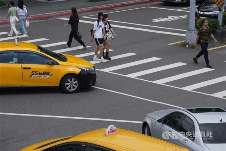 Vehicles stop for pedestrians on a crosswalk in Taipei Tuesday. CNA photo June 27, 2023
