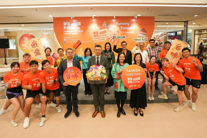 「台灣食品全球GO」計畫大馬開跑，圖為駐馬來西亞代表處經濟組長章遠智（前左5）與吉隆坡台貿中心主任彭湘尹（後左5）等人合影。（吉隆坡台灣貿易中心提供）