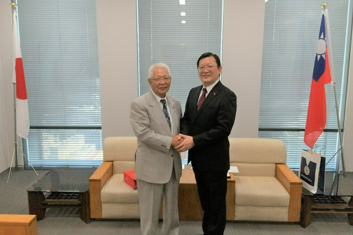 永野前會長（左）、洪處長（右）