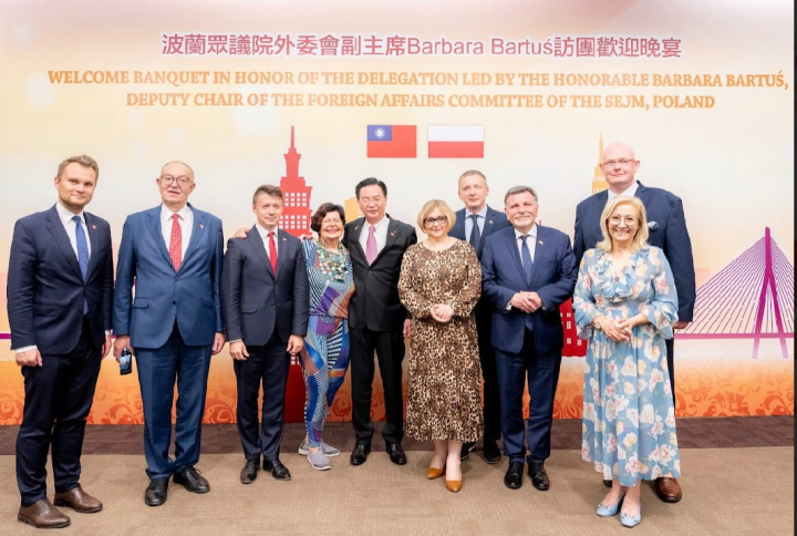 外交部長吳釗燮與波蘭眾議院成員合影。