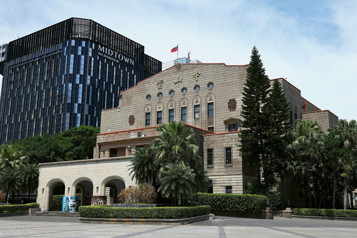 台北中山堂，建於1936年，原台北公會堂，外牆使用灰綠色的Tapestry磁磚等多樣磁磚，現為國定古蹟。