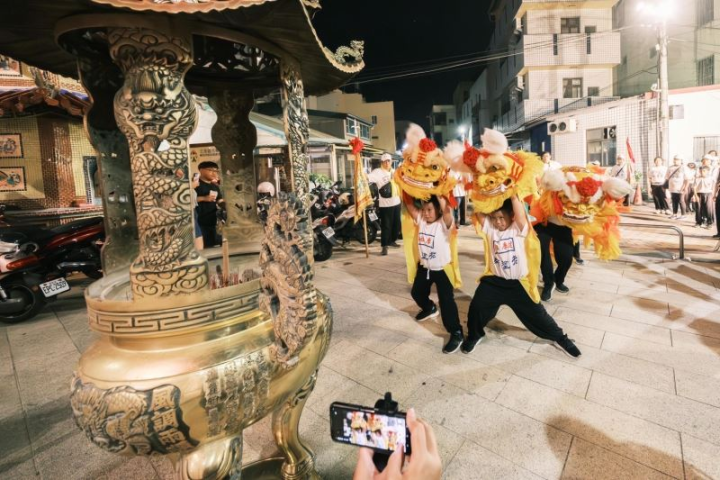 「北港老塗獅白鶴獅陣」表演者中有一對雙胞胎兄弟自3歲加入訓練後，現在已有5年的獅齡，也能展現到位的武術及獅藝，非常精采。照片提供：雲林縣老塗獅藝陣文化發展協會