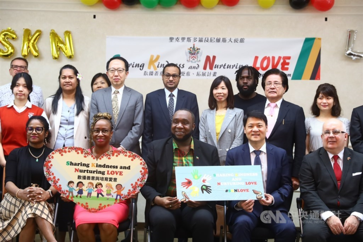 Saint Christopher and Nevis Ambassador Donya Francis (center, sitting) holds up a placard at an event in Taipei Thursday to celebrate the 40th anniversary of the country's independence and its establishment of official diplomatic relations with Taiwan. CNA photo June 1, 2023